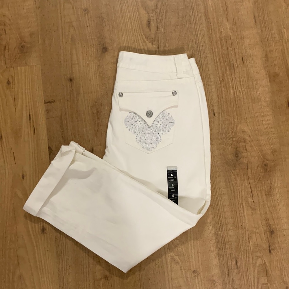 Nine West white capri pants